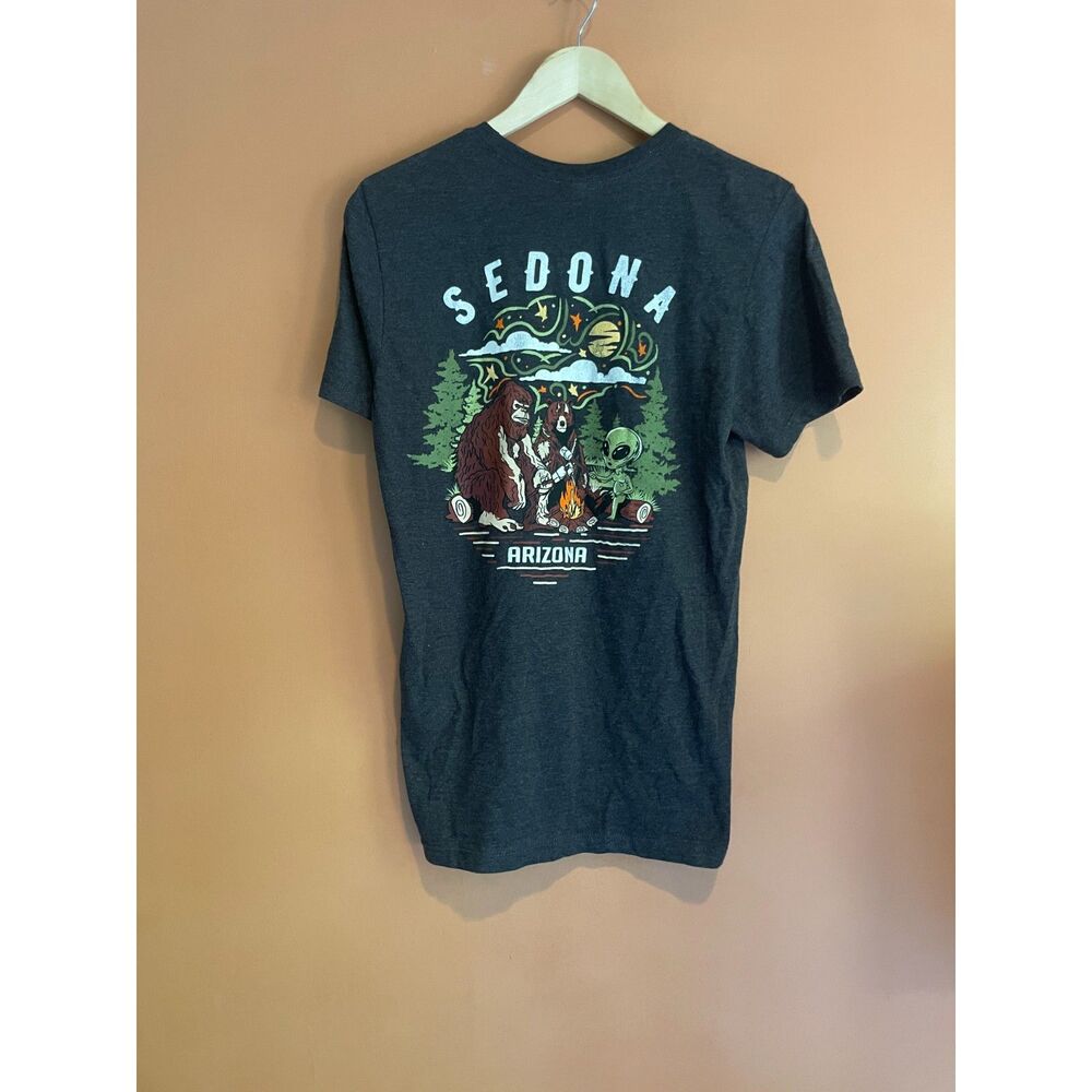 Sedona Arizona Bigfoot Alien Campfire Graphic T Shirt Small Charcoal Gray NWT